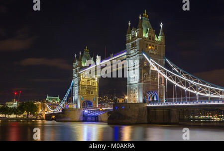 London - Tower Bridge in der Nacht. Stockfoto