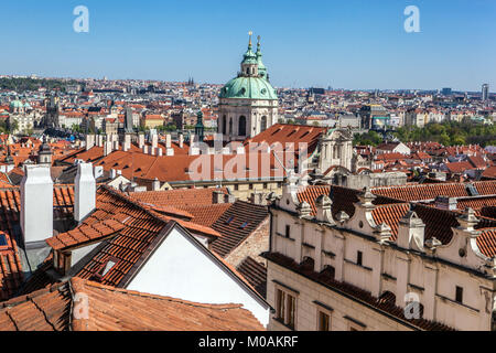 Blick auf Prag Mala Strana Prager Dächer Skyline Altstadt Prag Kleinstadt Prag St. Nikolaikirche kleines Viertel Landschaft Prager Viertel Prager Viertel Stockfoto