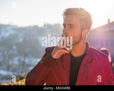 Hübscher junger Mann outdoor im Winter Mode Stockfoto