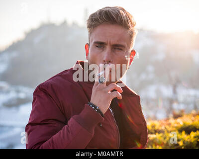 Hübscher junger Mann outdoor im Winter Mode Stockfoto