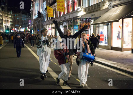 London, Großbritannien. 18. Januar, 2018. Anhänger von Hare Krishna von der Radha-Krishna Tempel Gesang in der Regent Street. Stockfoto