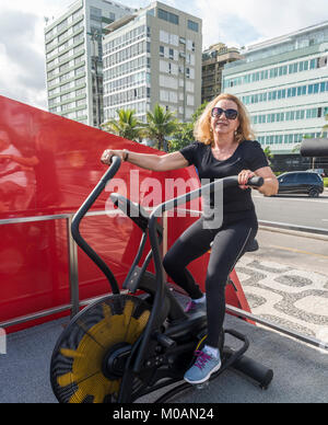 Model Released: Ältere Frau (70-79) Ausübung auf Radtouren am open air Fitness-studio in Rio de Janeiro, Brasilien Stockfoto