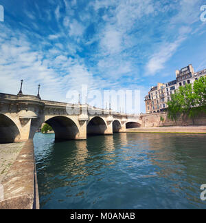 Pont Neuf Brücke über die Seine in Paris, Frankreich, an einem sonnigen Tag, Panoramic Image. Stockfoto