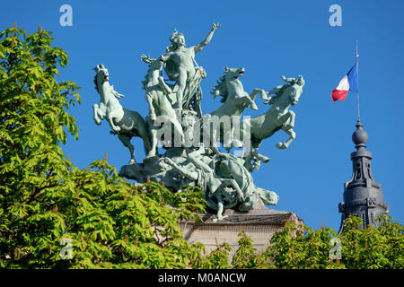 Quadriga Statue auf der Oberseite des Grand Palais in Paris. L'Immortalite devancant Le Temps Stockfoto