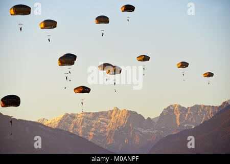 Us-Armee Fallschirmjäger auf die 173Rd Brigade Support Bataillons, 173Rd Airborne Brigade zugeordnet, auf Julia Drop Zone in Pordenone, Italien während ein Betrieb von einem US Air Force 86th Air Wing C-130 Hercules Flugzeuge 18.01.2018 absteigen. Stockfoto