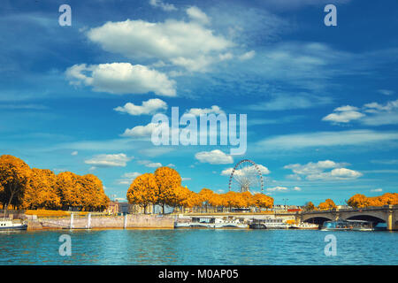 Schönen Paris im Herbst. Ufer der Seine, mit historischen Boote am Ufer vertäut Neben der Place de la Concorde. Dieses Bild wird gestrafft. Stockfoto