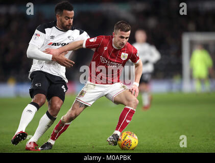 Von Derby County Tom Huddlestone (links) und Bristol City Joe Bryan Kampf um den Ball in den Himmel Wette Championship Match im Pride Park, Derby. Stockfoto