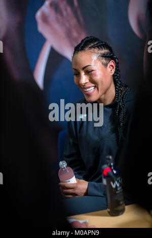 Norwegen, Bergen - 10. Juni 2017. Die norwegische Profiboxer Cecilia Brækhus auf der Pressekonferenz nach dem Kampf gegen Erica Farias in Bergen gesehen. Der Kampf ist als die Schlacht von Bergen bekannt. (Foto: Gonzales Foto - Jarle H. Moe). Stockfoto