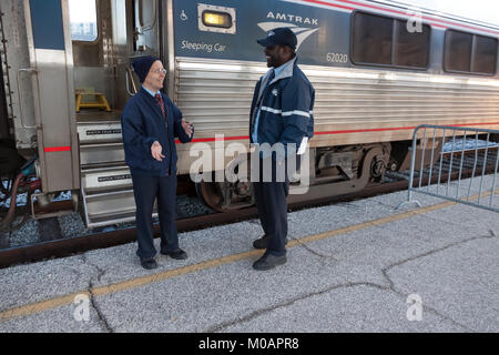 Zwei männliche Amtrak porter Mitarbeiter ein Gespräch, während Sie sich an einer Station Urlaub in Florida. Stockfoto