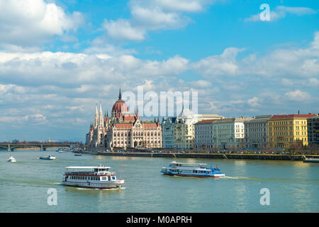 Parlamentsgebäude in Budapest, Ungarn an einem sonnigen Tag mit zwei Fahrgastschiffe Stockfoto