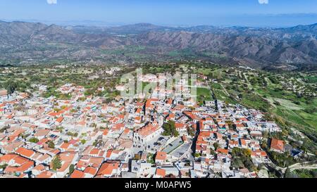 Antenne Blick aus der Vogelperspektive Wahrzeichen Reiseziel tal Pano Lefkara Dorf, Larnaca, Zypern. Keramische Fliesen- Haus Dächer, griechisch-orthodoxen Ch Stockfoto