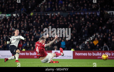 Von Derby County Matej Vydra schießt auf Ziel während der Sky Bet Championship Match im Pride Park, Derby. Stockfoto