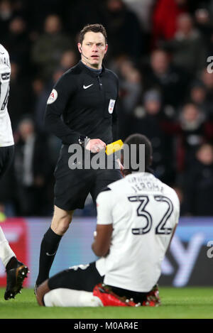 Von Derby County: Cameron Jerome (Boden) ist die gelbe Karte von Schiedsrichter Darren England für Simulation nach einem von Bristol City Aden Flint (nicht abgebildet) während der Sky Bet Championship Match im Pride Park, Derby anzugehen. Stockfoto