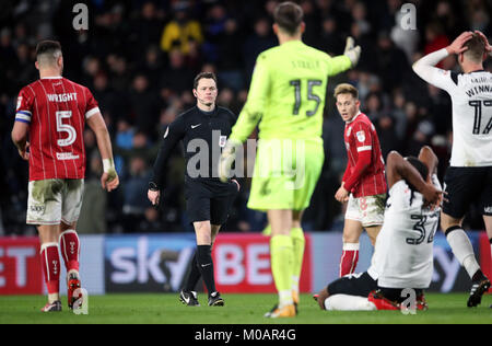 Von Derby County: Cameron Jerome (Boden) ist die gelbe Karte von Schiedsrichter Darren England für Simulation nach einem von Bristol City Aden Flint (nicht abgebildet) während der Sky Bet Championship Match im Pride Park, Derby anzugehen. Stockfoto