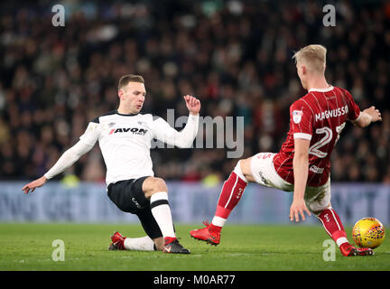 Von Derby County Andreas Weimann (links) und Bristol City Hordur Bjorgvin Magnusson Kampf um den Ball in den Himmel Wette Championship Match im Pride Park, Derby. PRESS ASSOCIATION Foto. Bild Datum: Freitag, 19. Januar 2018. Siehe PA-Geschichte Fußball-Derby. Photo Credit: Nick Potts/PA-Kabel. Einschränkungen: EDITORIAL NUR VERWENDEN Keine Verwendung mit nicht autorisierten Audio-, Video-, Daten-, Spielpläne, Verein/liga Logos oder "live" Dienstleistungen. On-line-in-Verwendung auf 75 Bilder beschränkt, kein Video-Emulation. Keine Verwendung in Wetten, Spiele oder einzelne Verein/Liga/player Publikationen. Stockfoto