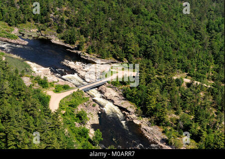 Dies ist ein Luftbild der Bailey Brücke zwischen dem dokis First Nation Stockfoto