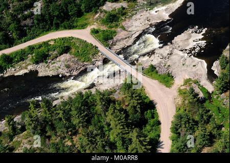 Dies ist ein Luftbild der Bailey Brücke zwischen dem dokis First Nation Stockfoto