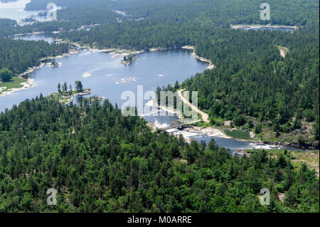 Dies ist ein Luftbild der Bailey Brücke zwischen dem dokis First Nation Stockfoto