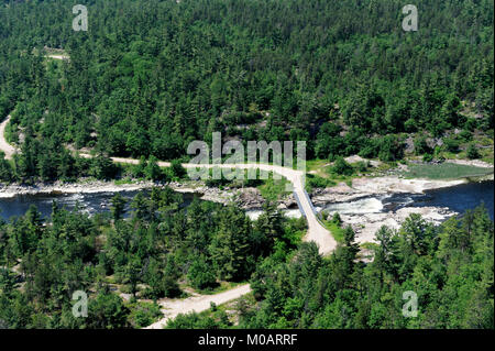 Dies ist ein Luftbild der Bailey Brücke zwischen dem dokis First Nation Stockfoto