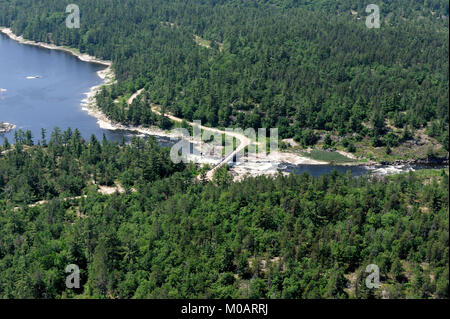 Dies ist ein Luftbild der Bailey Brücke zwischen dem dokis First Nation Stockfoto