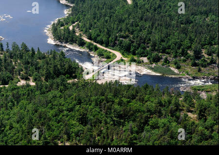 Dies ist ein Luftbild der Bailey Brücke zwischen dem dokis First Nation Stockfoto