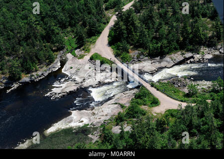 Dies ist ein Luftbild der Bailey Brücke zwischen dem dokis First Nation Stockfoto