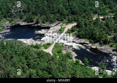 Dies ist ein Luftbild der Bailey Brücke zwischen dem dokis First Nation Stockfoto