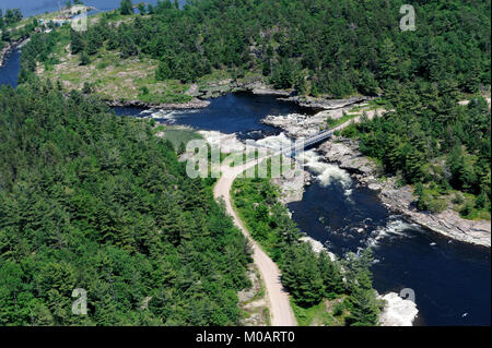 Dies ist ein Luftbild der Bailey Brücke zwischen dem dokis First Nation Stockfoto