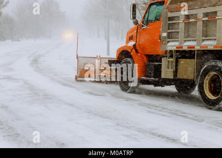 Traktor Entfernen von Schnee von einem wohnimmobilien Immobilien im Winter Stockfoto