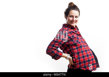 Junge schöne Frau bei 37 Wochen Schwangerschaft in einem schwarzen Kleid und Plaid Shirt freut sich und hält auf der Rückseite in einem isolierten, weißer Hintergrund, s Stockfoto