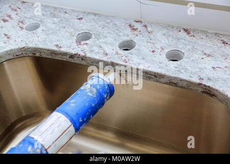 Installieren Zähler nach oben Neue Küche mit Arbeitsplatten aus Granit Granit Renovierung und Installation Stockfoto