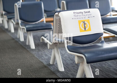 Leere Sitze am Tor Priorität im Flughafen Stockfoto