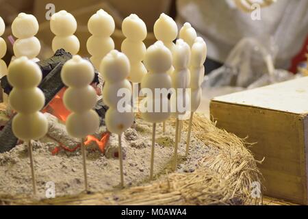 Japanische Street Food Dango (Reis Knödel) Süßspeise während des traditionellen Festival Stockfoto