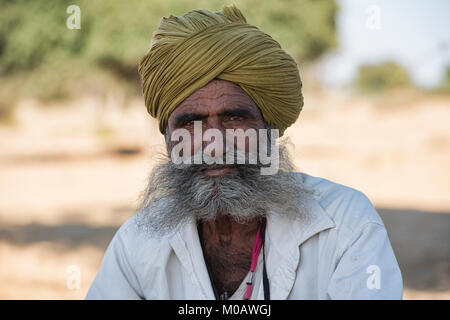 Die bunten Turbanen von Rajasthan, Indien Stockfoto