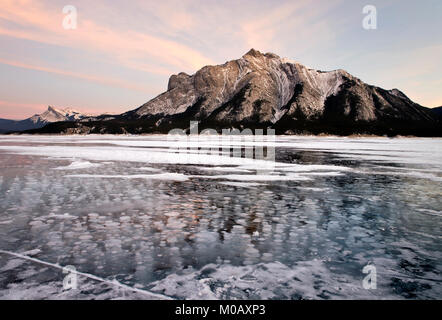 Abraham Lake mit gefrorenem Methan blasen Stockfoto