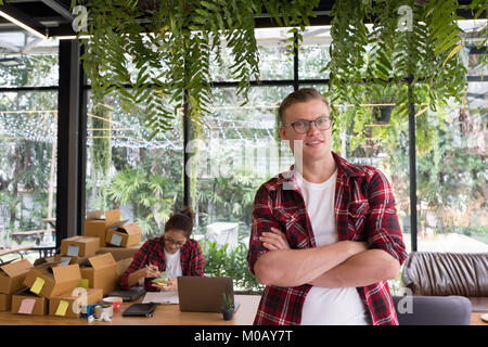 Start Small Business Owner am Arbeitsplatz arbeiten. Freiberufliche paar Verkäufer prüfen Produkt zur Lieferung an den Kunden. Online Verkauf, e-Commerce, Stockfoto