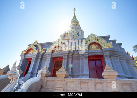 Stit sinakarintra Mahasantikhiri Pagode mit der Sonne und lens flare in Doi Mae Salong, Chiang Rai Thailand. Stockfoto