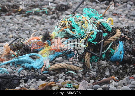 Gewirr der Fischernetze, Seile und Kunststoffabfällen auf steinigem Strand in Port Logan, Dumfries und Galloway Stockfoto