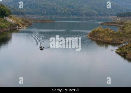 Chiang Mai, Thailand - Januar 14, 2018: lokale Fischer segeln auf Segelboot auf Mae Kuang Udom Thara Damm in Chiang Mai, Thailand am 14. Januar 2018. Stockfoto