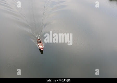 Chiang Mai, Thailand - Januar 14, 2018: lokale Fischer segeln auf Segelboot auf Mae Kuang Udom Thara Damm in Chiang Mai, Thailand am 14. Januar 2018. Stockfoto