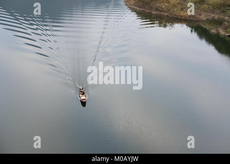 Chiang Mai, Thailand - Januar 14, 2018: lokale Fischer segeln auf Segelboot auf Mae Kuang Udom Thara Damm in Chiang Mai, Thailand am 14. Januar 2018. Stockfoto