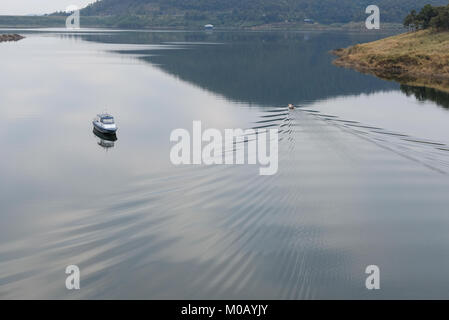 Chiang Mai, Thailand - Januar 14, 2018: lokale Fischer segeln auf Segelboot auf Mae Kuang Udom Thara Damm in Chiang Mai, Thailand am 14. Januar 2018. Stockfoto