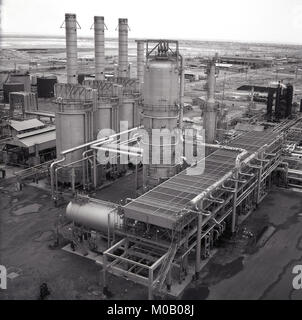 1960, historische, Außenansicht, Ölraffinerie in der Wüste, Saudi-Arabien. Stockfoto