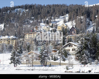 Saint Moritz Stadt Gebäude im Winter mit Schnee und Sonne Stockfoto