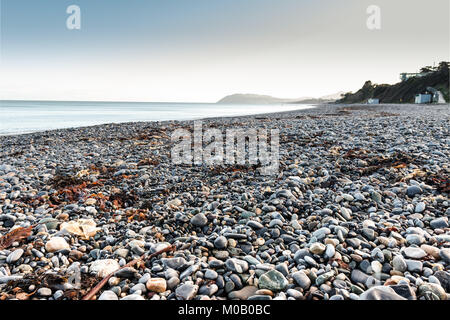 Felsen und Steine auf Killiney Beach in Dublin, Irland. Stockfoto