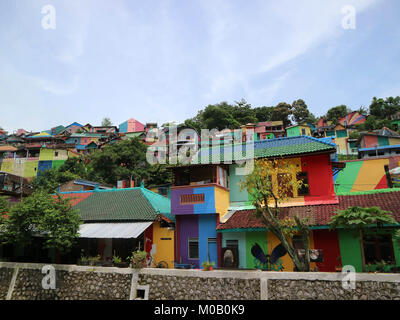 Die bunten oder 'Rainbow' Dorf (Kampung Pelangi) in Semarang, Zentraljava, Indonesien. Es war slumgebiet vor. Bild wurde im Januar 2018 getroffen. Stockfoto