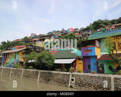 Die bunten oder 'Rainbow' Dorf (Kampung Pelangi) in Semarang, Zentraljava, Indonesien. Es war slumgebiet vor. Bild wurde im Januar 2018 getroffen. Stockfoto