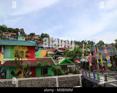 Die bunten oder 'Rainbow' Dorf (Kampung Pelangi) in Semarang, Zentraljava, Indonesien. Es war slumgebiet vor. Bild wurde im Januar 2018 getroffen. Stockfoto