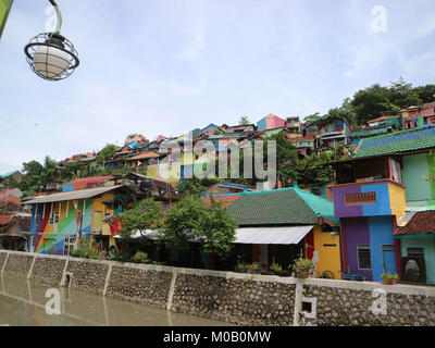 Die bunten oder 'Rainbow' Dorf (Kampung Pelangi) in Semarang, Zentraljava, Indonesien. Es war slumgebiet vor. Bild wurde im Januar 2018 getroffen. Stockfoto