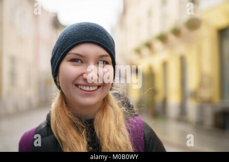 Portrait von Happy jugendlich Mädchen auf der Straße des alten Europa Stadt Stockfoto